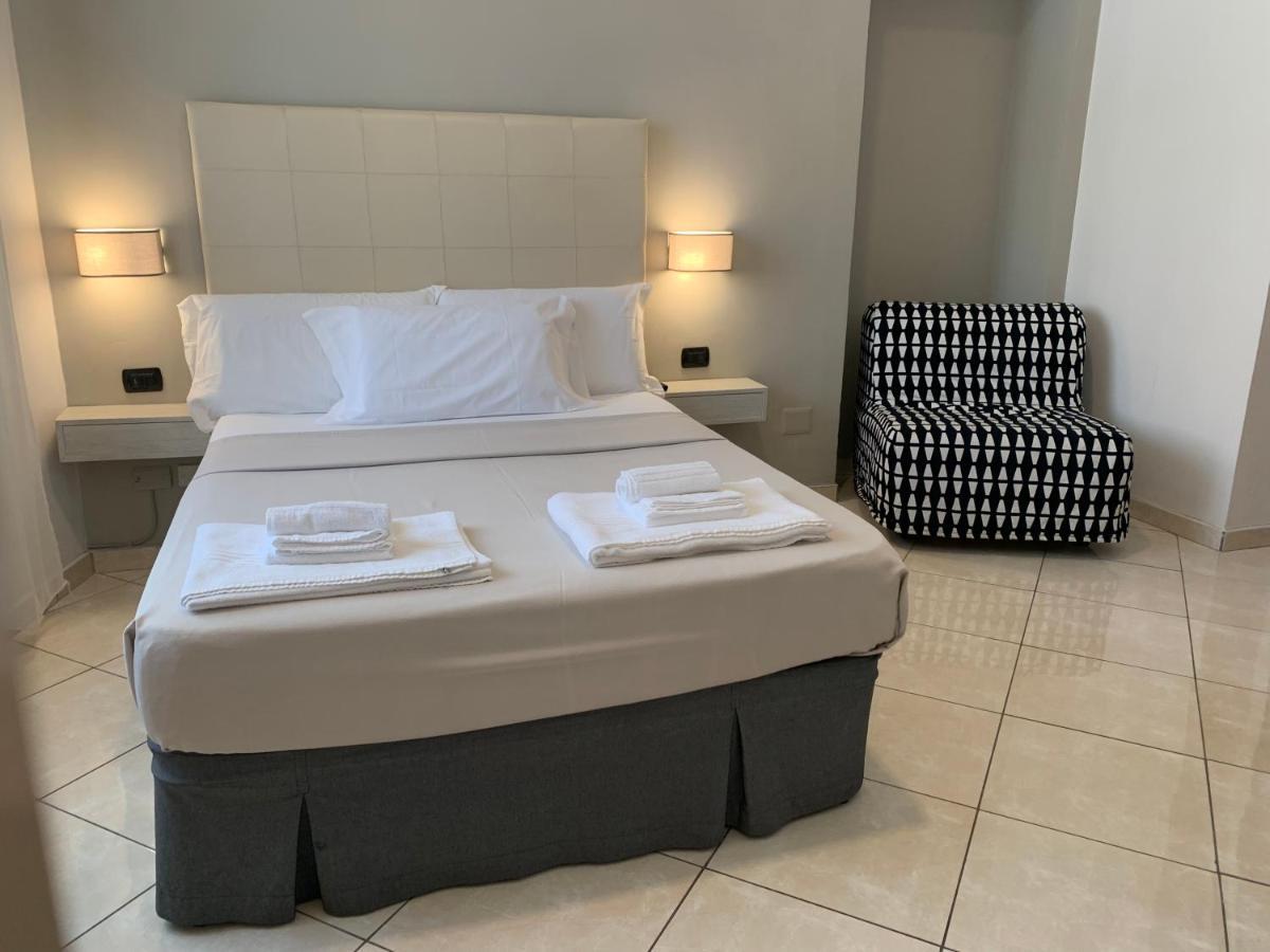 Tuanis Hotel Napoli Bagian luar foto