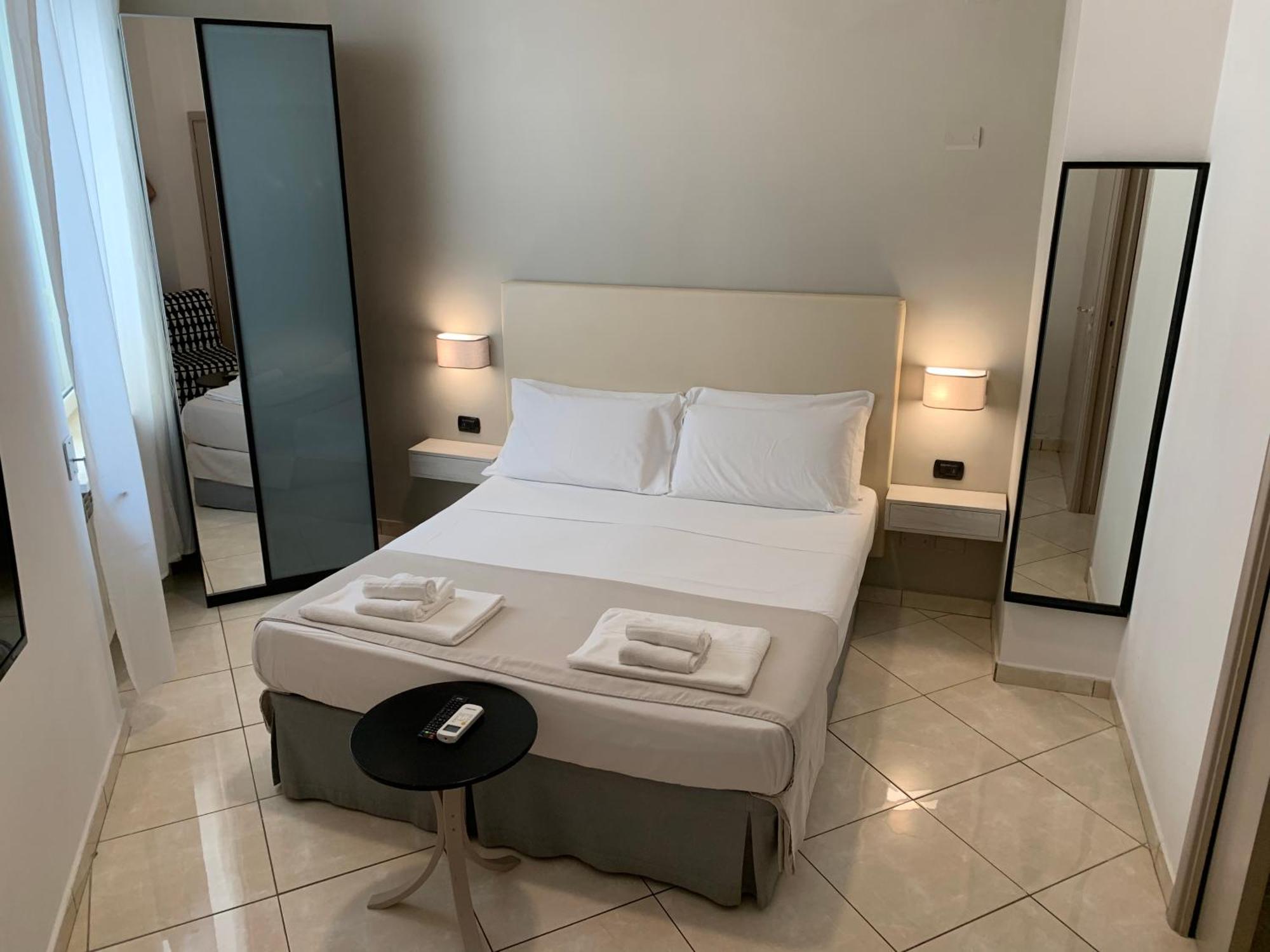 Tuanis Hotel Napoli Bagian luar foto