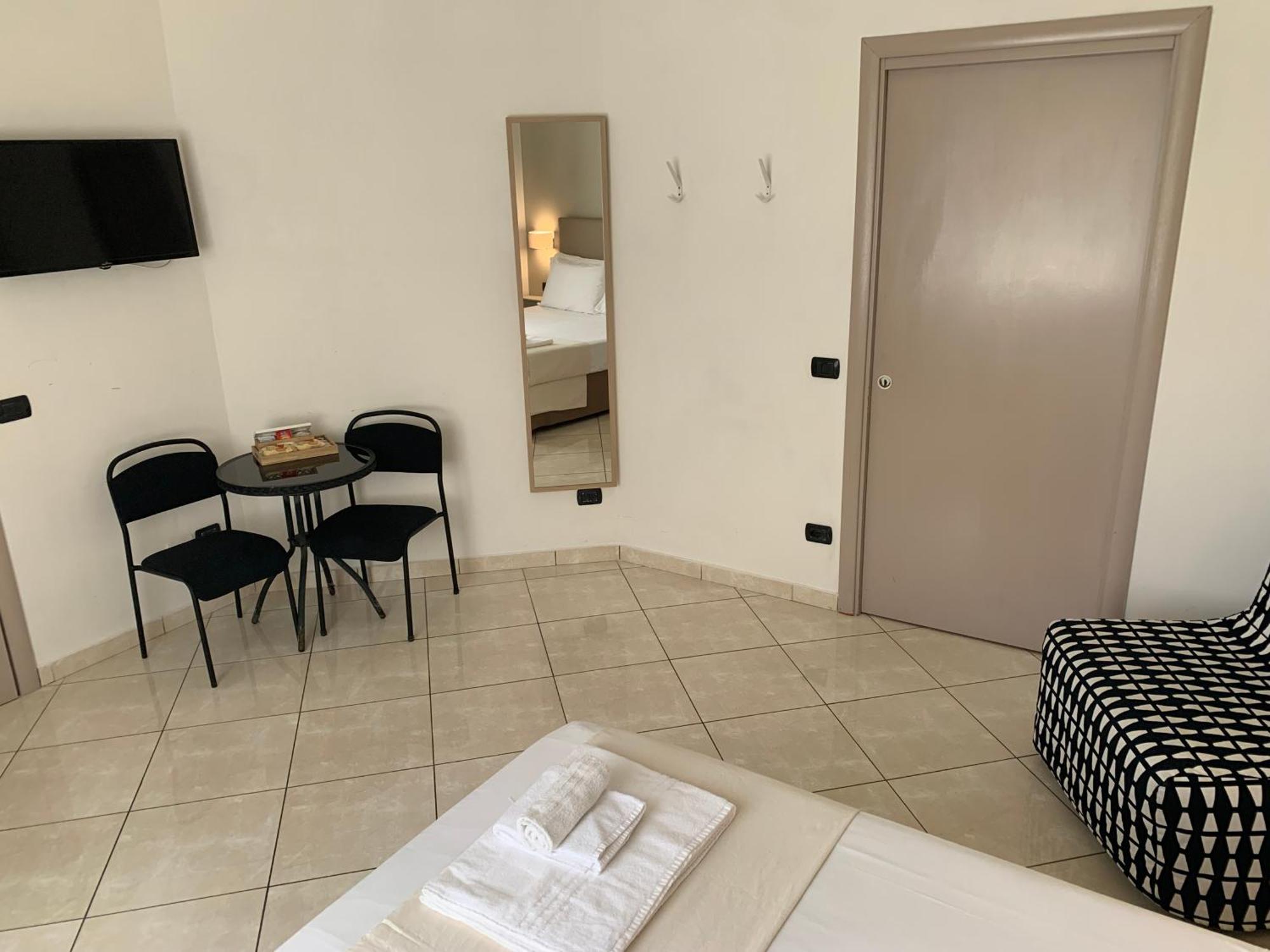 Tuanis Hotel Napoli Bagian luar foto