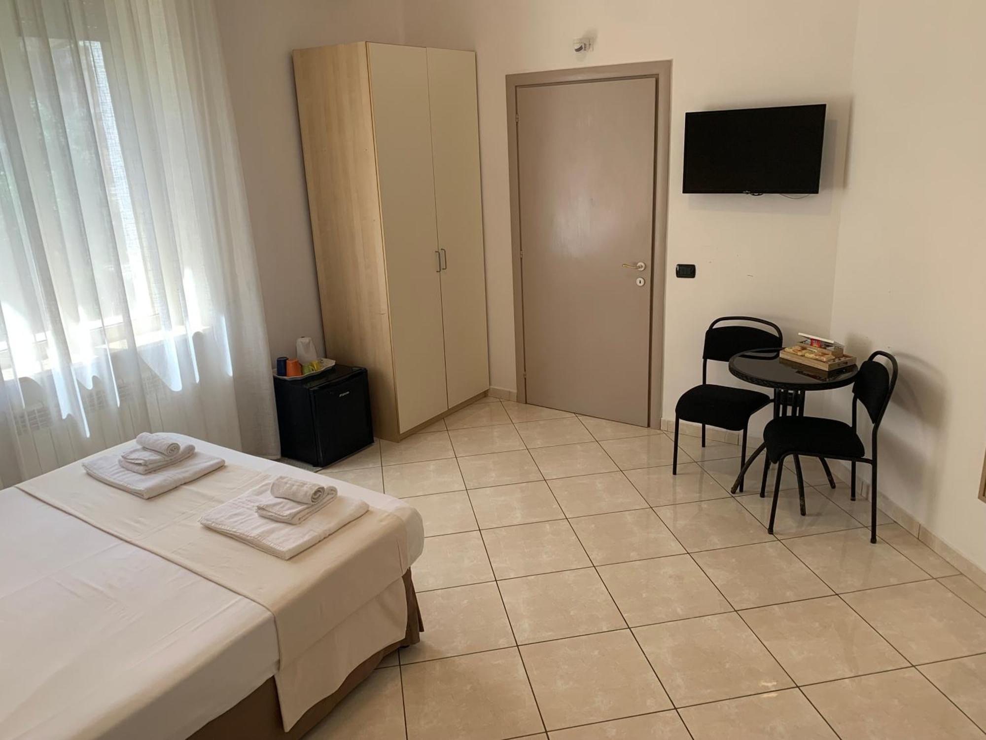 Tuanis Hotel Napoli Bagian luar foto