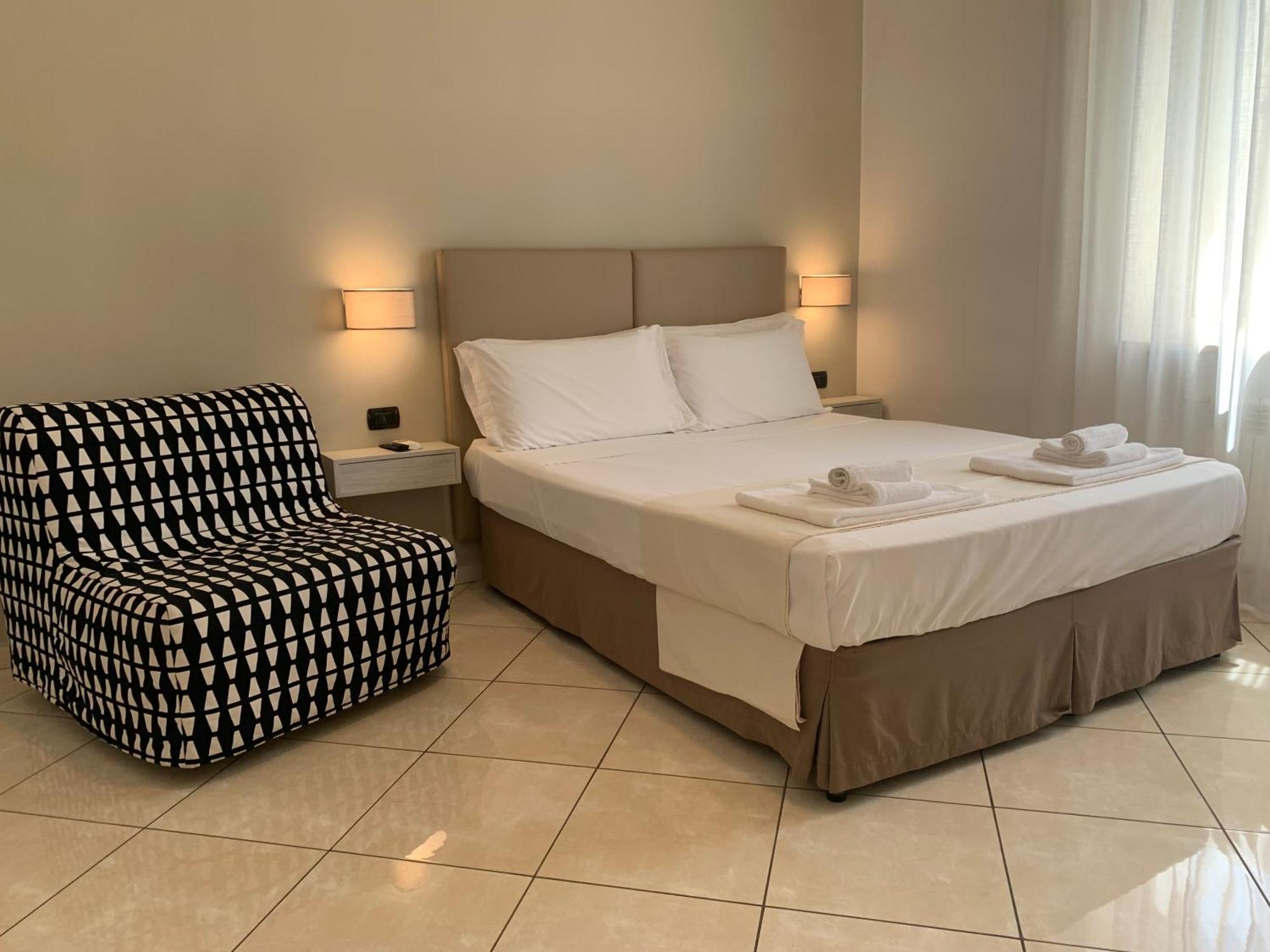 Tuanis Hotel Napoli Bagian luar foto