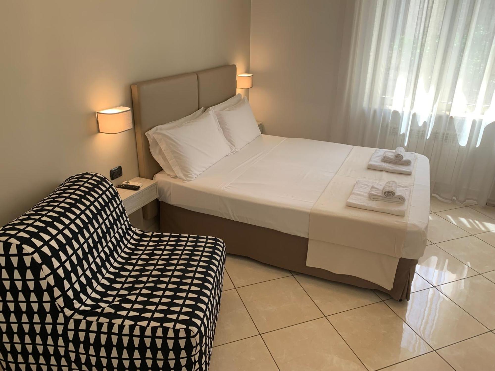 Tuanis Hotel Napoli Bagian luar foto