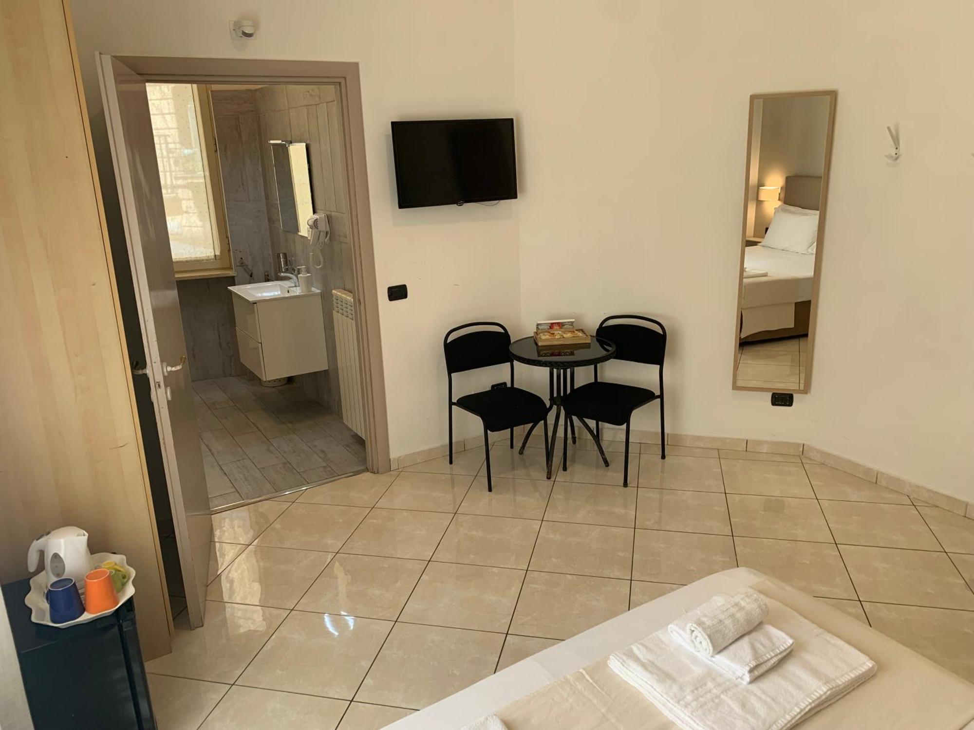 Tuanis Hotel Napoli Bagian luar foto