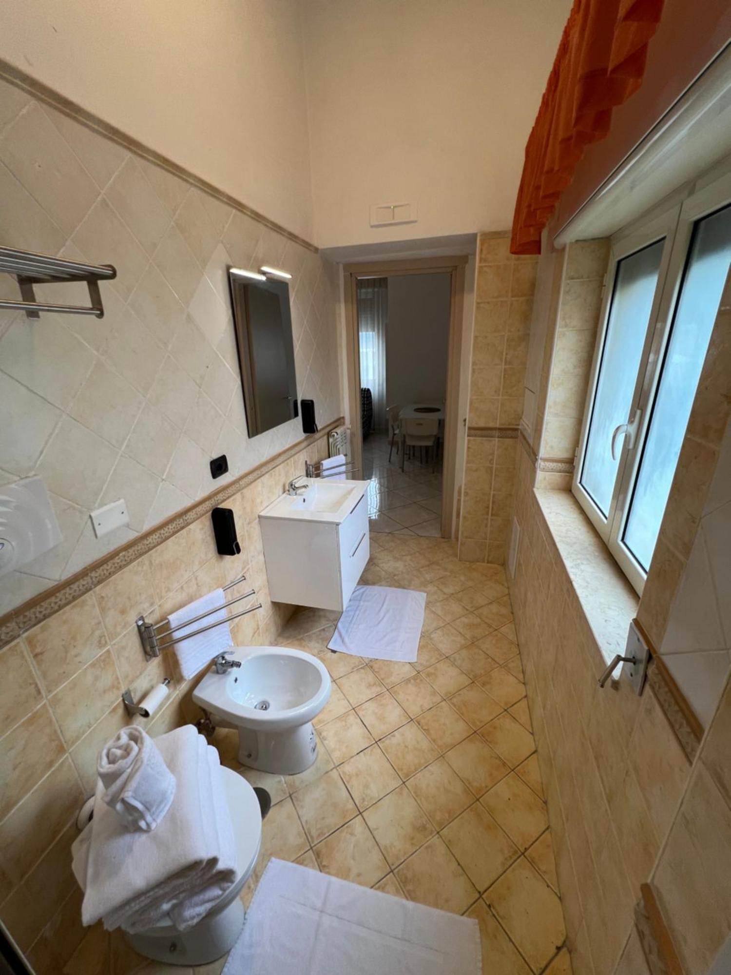 Tuanis Hotel Napoli Bagian luar foto